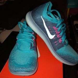 Women’s Nike free run flyknits sz 6